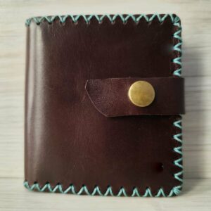 Cartera marrón cosido azul
