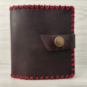Cartera marrón cosido rojo